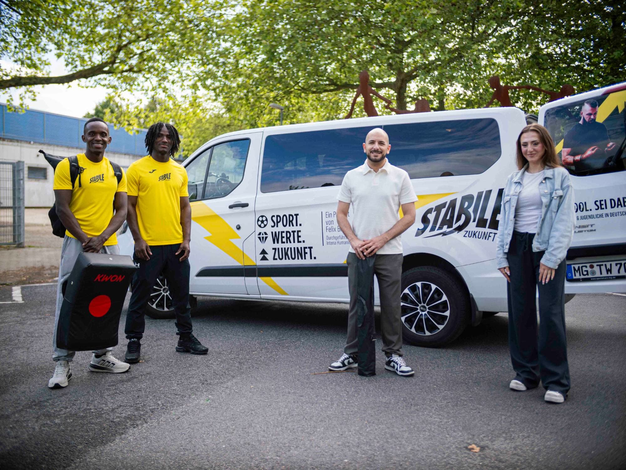 Das Team von Stabile Zukunft vor dem Projekt-Van
